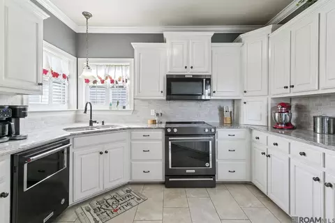 Kitchen - 34113 Spring Lake Dr, Walker, LA 70785 photo 2 of 2