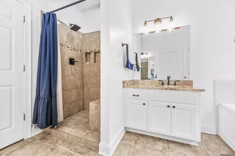 Bath - 11135 Peaks Ave, Walker, LA 70785 photo 2 of 3