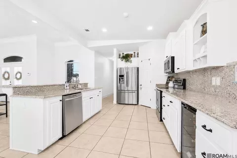 Kitchen - 11135 Peaks Ave, Walker, LA 70785 photo 1 of 2
