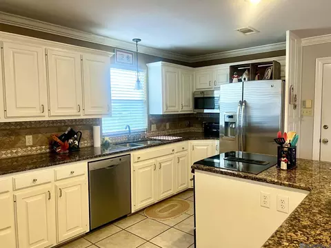 Kitchen - 32875 Rivergate Cir # 1, Springfield, LA 70462 photo 3 of 3