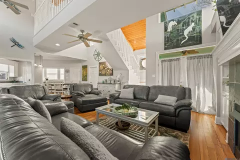 Living - 17097 Peace Point Dr, Springfield, LA 70462 photo 4 of 5