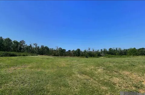 8557 New River Rd, Saint Amant, LA 70774