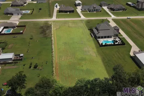 5700 Hunters Pointe Ln, Brusly, LA 70719