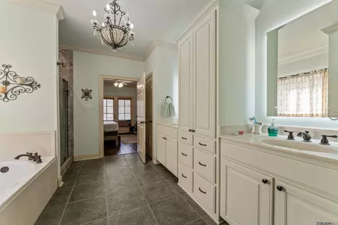 Bath - 28049 Foxfire Ave, Walker, LA 70785 photo 2 of 3
