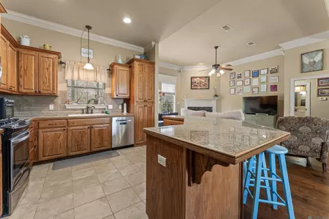 Kitchen - 28049 Foxfire Ave, Walker, LA 70785 photo 2 of 3