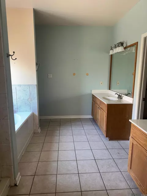 Bath - 13244 Arnold Rd, Walker, LA 70785 photo 1 of 3