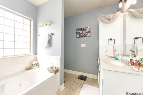 Bath - 31019 Lake Spring Dr, Walker, LA 70785 photo 2 of 3