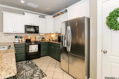 Kitchen - 31019 Lake Spring Dr, Walker, LA 70785 photo 2 of 2