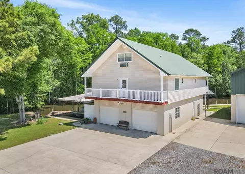 Exterior - 31719 River Pines Dr, Springfield, LA 70462 photo 3 of 5