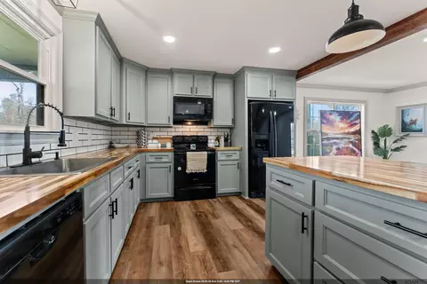 17220 Oak Ridge Dr, Livingston, LA 70754