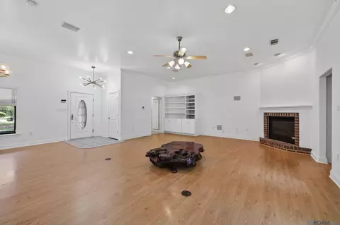 Living - 135 Amelia Ln, Covington, LA 70433 photo 2 of 6