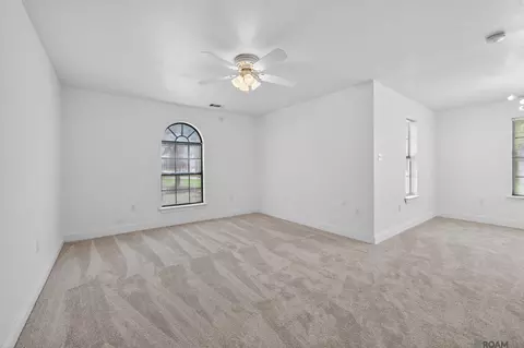 Living - 135 Amelia Ln, Covington, LA 70433 photo 4 of 6