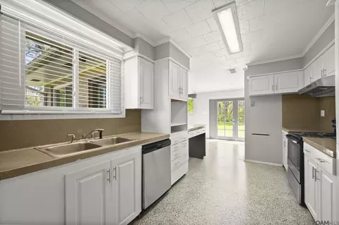 Kitchen - 10212 Gurney Rd, Baker, LA 70714 photo 3 of 3