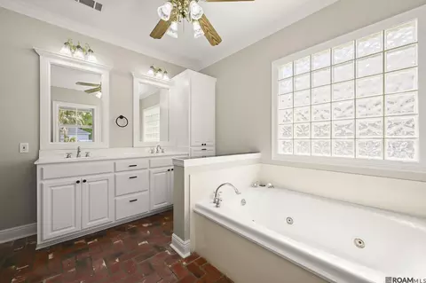 Bath - 32787 Duff Rd, Walker, LA 70785 photo 1 of 7