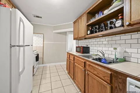 Kitchen - 835 Iris St, Baton Rouge, LA 70802 photo 2 of 3