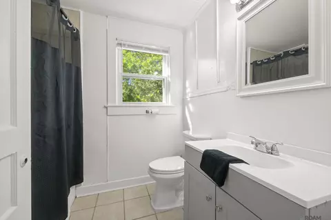 Bath - 835 Iris St, Baton Rouge, LA 70802 photo 2 of 2