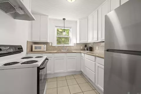 Kitchen - 835 Iris St, Baton Rouge, LA 70802 photo 3 of 3