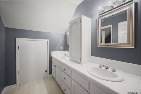 Bath - 29725 Henderson Ln, Walker, LA 70785 photo 4 of 6