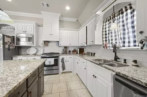 Kitchen - 12480 Three Lakes Dr, Walker, LA 70785 photo 2 of 2