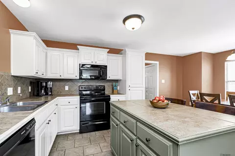 Kitchen - 12266 Creekside Ave, Walker, LA 70785 photo 2 of 4
