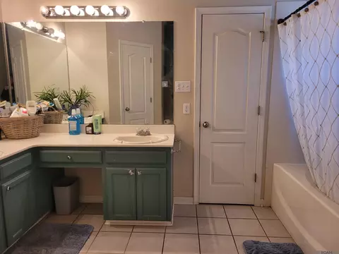Bath - 14329 Madison Oaks Blvd, Walker, LA 70785 photo 2 of 4