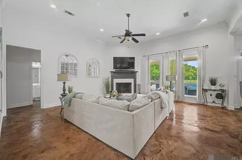 Living - 34062 Duff Rd, Walker, LA 70785 photo 2 of 2