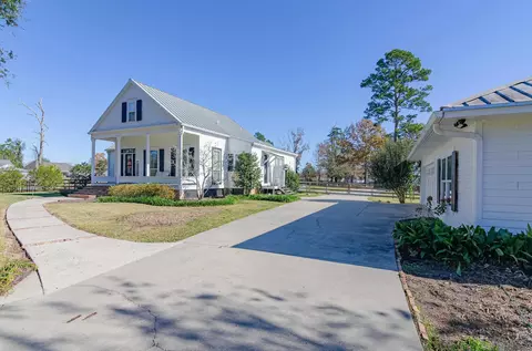 20452 Camille Dr, Springfield, LA 70462 photo 2