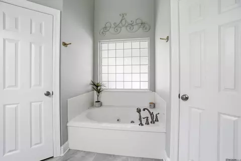 Bath - 28025 Foxfire Ave, Walker, LA 70785 photo 2 of 3