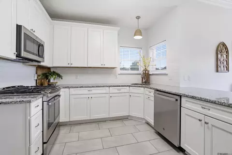 Kitchen - 28025 Foxfire Ave, Walker, LA 70785 photo 3 of 4