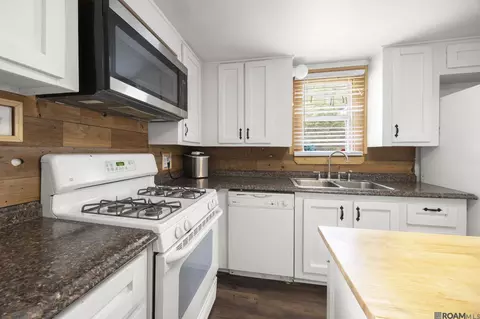 Kitchen - 14317 Mcdougal St, Walker, LA 70785 photo 3 of 4