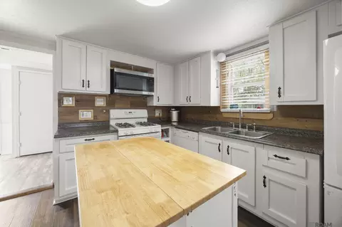 Kitchen - 14317 Mcdougal St, Walker, LA 70785 photo 4 of 4