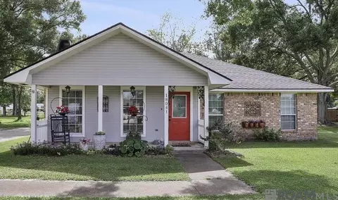 18041 Autumn Leaves Dr, Prairieville, LA 70769