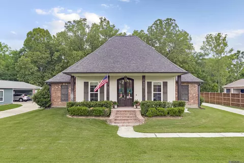 8823 Round Oak Dr, Baton Rouge, LA 70817