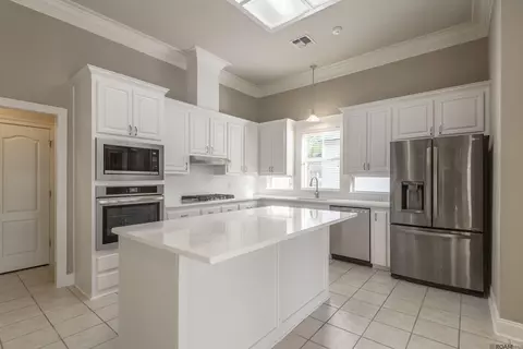 825 Wordsworth Dr, Baton Rouge, LA 70810