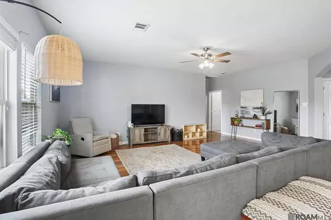 13019 Vermillion Dr, Denham Springs, LA 70726