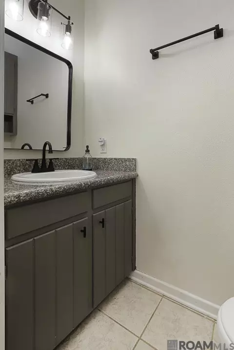 Bath - 29901 Magnolia Dr, Walker, LA 70785 photo 4 of 6