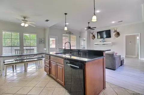 Kitchen - 31025 Lake Spring Dr, Walker, LA 70785 photo 5 of 7