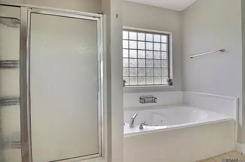 Bath - 31025 Lake Spring Dr, Walker, LA 70785 photo 3 of 4