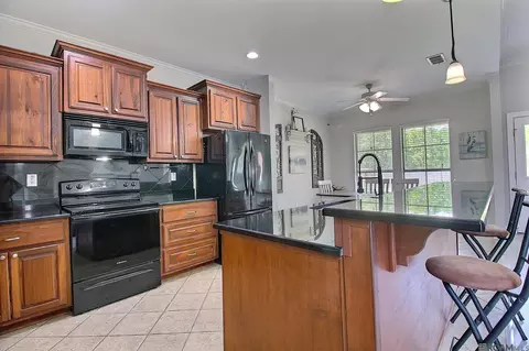 Kitchen - 31025 Lake Spring Dr, Walker, LA 70785 photo 4 of 7