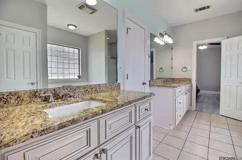 Bath - 31025 Lake Spring Dr, Walker, LA 70785 photo 4 of 4