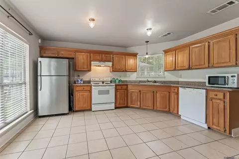 Kitchen - 70433 J St, Covington, LA 70433 photo 1 of 1