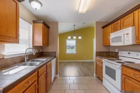 Kitchen - 26293 Riverscape Dr, Springfield, LA 70462 photo 2 of 3