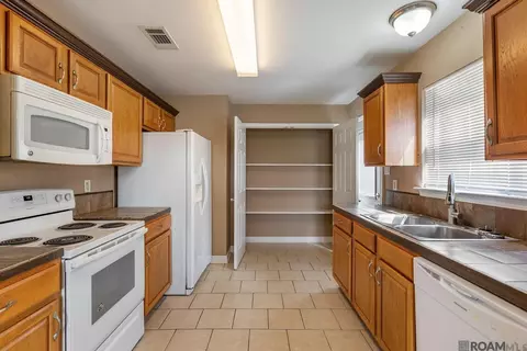 Kitchen - 26293 Riverscape Dr, Springfield, LA 70462 photo 3 of 3