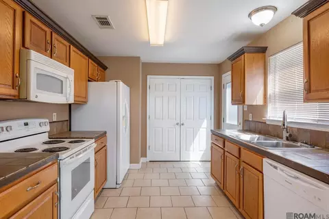 Kitchen - 26293 Riverscape Dr, Springfield, LA 70462 photo 1 of 3