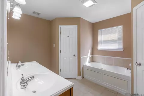 Bath - 26293 Riverscape Dr, Springfield, LA 70462 photo 1 of 3