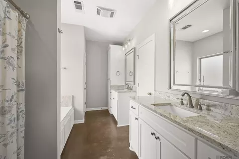 Bath - 27969 Great Eagle Ave, Walker, LA 70785 photo 1 of 2