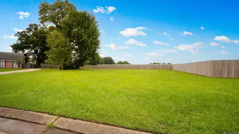 1805 E Carriage House Dr, Baton Rouge, LA 70815