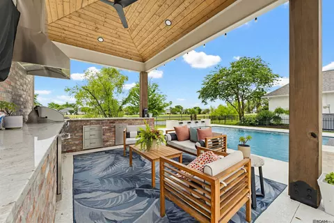 6216 Breeze Point Dr, Gonzales, LA 70737