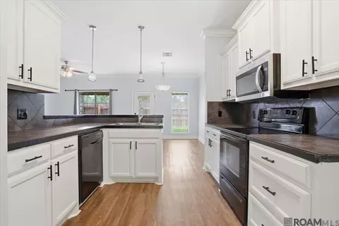 Kitchen - 20334 De Chene Dr, Walker, LA 70785 photo 1 of 2