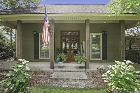 8567 Pin Oak Dr, Zachary, LA 70791